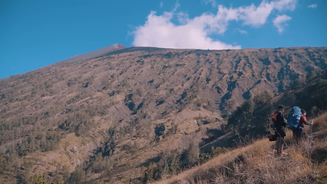 Jalur pendakian Gunung Rinjani. (YouTube/Fiersa Besari)